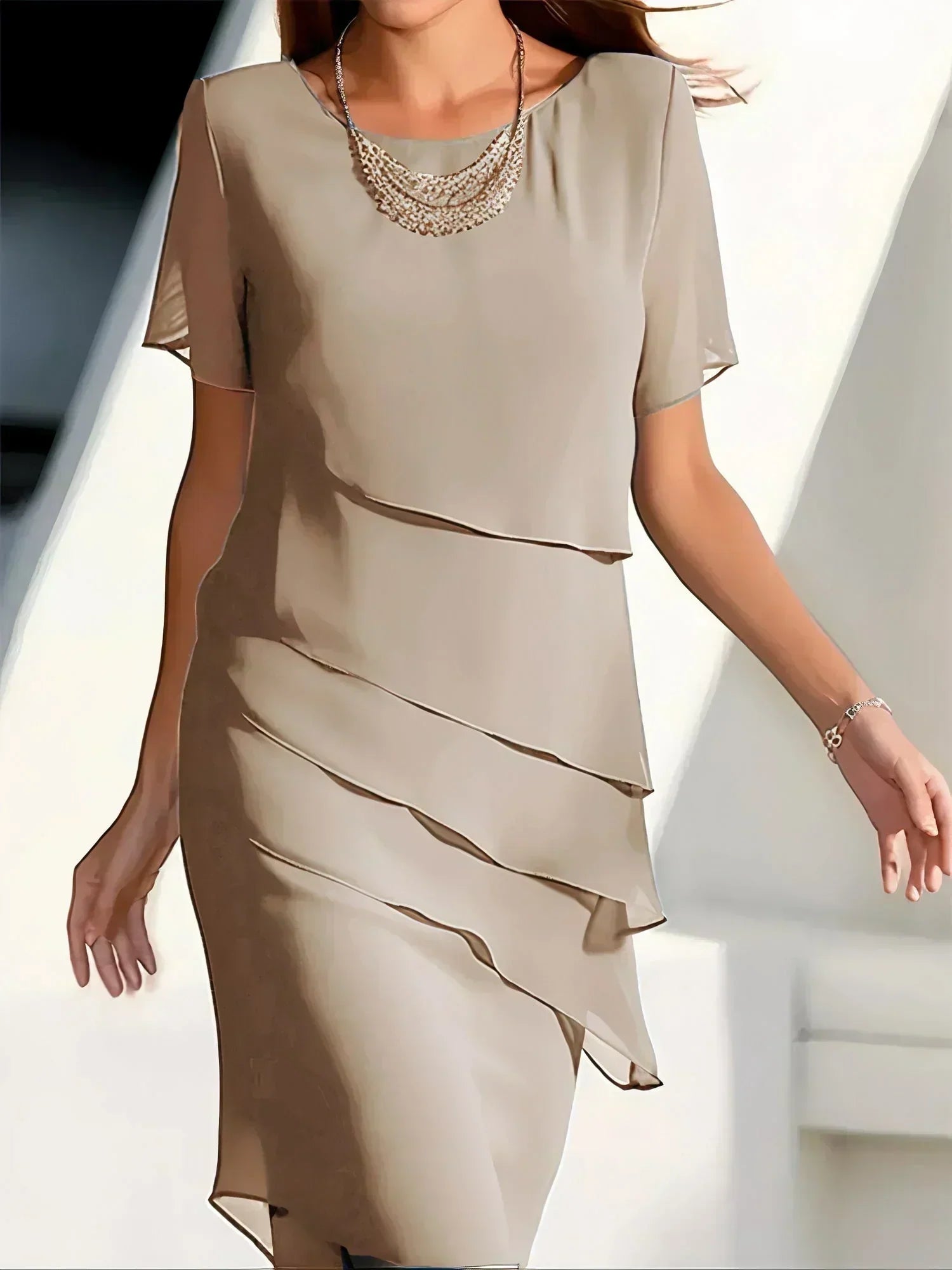Anastasia | Lujoso vestido midi con capas